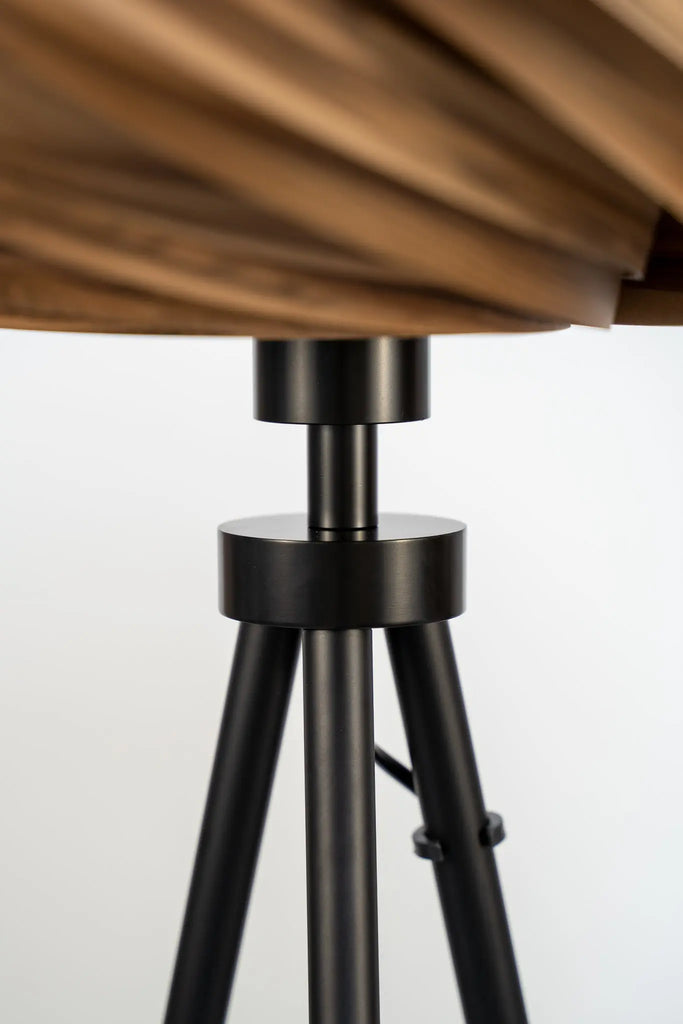 Elegantes matt-schwarzes Dreibein für Stehleuchten mit E27-Leuchtenfassung Gofurnit