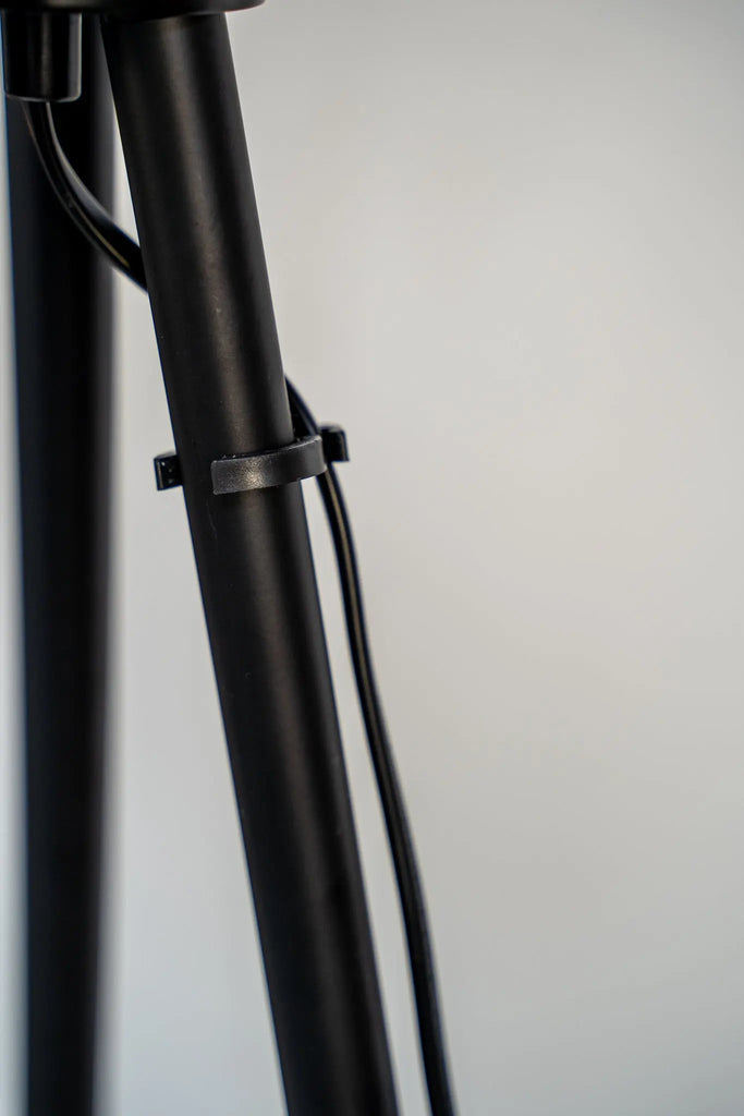 Elegantes matt-schwarzes Dreibein für Stehleuchten mit E27-Leuchtenfassung Gofurnit
