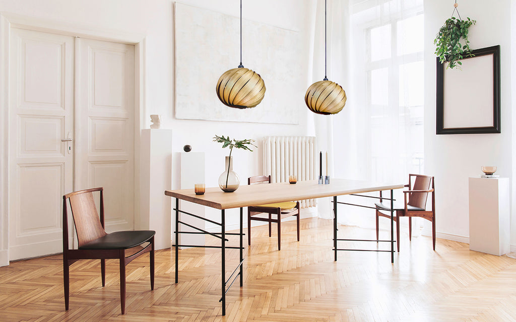 Holzleuchten in zweier Kombination über dem Esstisch, Kollektion Mela designed von Gofurnit